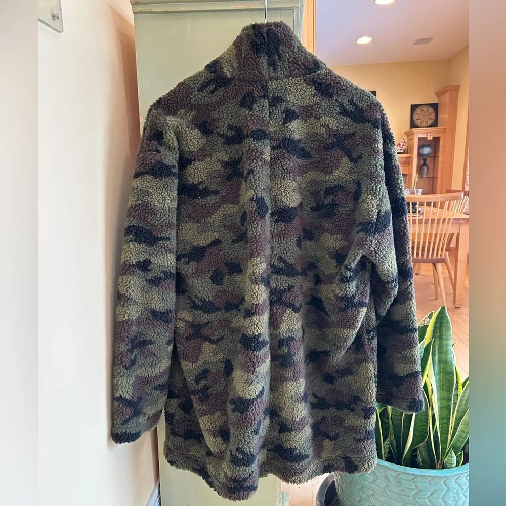 American Eagle Outfitters Green Black Camo Sherpa Fleece Teddy Jacket Size XL